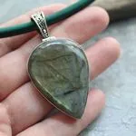 Крупная подвеска из золотистого лабрадора