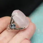 Стильное кольцо с камнями