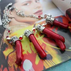 Серебряное ожерелье из натурального коралла и граната