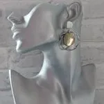 Золотой перламутр в украшениях - серьги