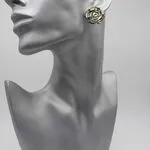 Эффектные серьги клипсы розочка из резного гелиотиса