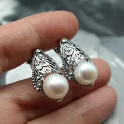 Стильные серьги гвоздики из серебра и жемчуга
