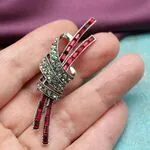 Брошь в виде узла