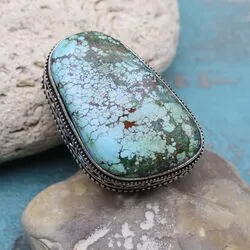 Крупное кольцо-перстень из зеленой матричной бирюзы