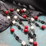 Стильное колье с цепями и красным кораллом