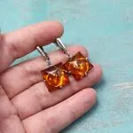 Стильные серьги с геометрическими формами - квадратный янтарь