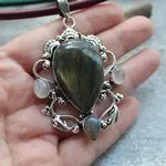 Стильная подвеска из лабрадора