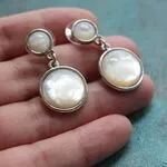 Серьги гвоздики с белым перламутром