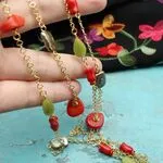 Колье с красными камнями - коралл резной и нефрит