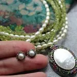 Комплект украшений из жемчуга, перламутра и хризолита