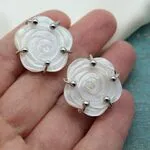 Сеерьги гвоздики из резного перламутра