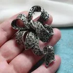 Брошь бант со стразами