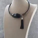 Стильное колье с кистью из замши