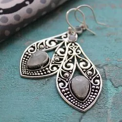 Серьги в этностиле из лунных камней