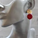 Модные серьги из золота и коралла