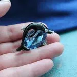 Брошь с крупным кристаллом 