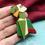 Брошь стильная в виде девушки