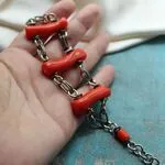 Браслет из кораллов и цепей