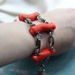 Браслет в стиле гранж из камней и цепей