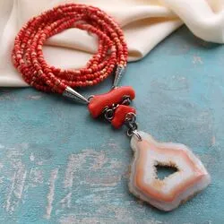 Колье из друзы, коралла