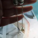 Серьги с цепочками и жемчугом