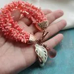 Коралловый браслет с подвесками