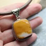Подвеска с мукаитом