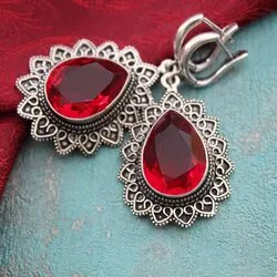 Крупные серьги с яркими гранатами