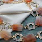 Стильное колье из сердолика
