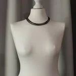 Элегантные некрупные украшения на шею