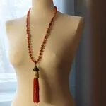 Колье с кисточкой из коралла