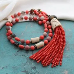 Колье из коралла, резной кости