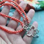 Ожерелье из коралла с подвеской