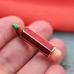 брошь в виде предметов - карандаш