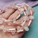 Стильные бусы с розовыми камнями - кварц, перламутр
