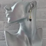 Золотые серьги с черным жемчугом