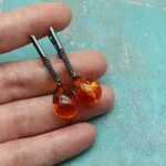 Стильные серьги с янтарем