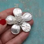 Стильная брошь 