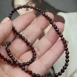 Лаконичное ожерелье с гранатом