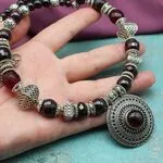 Ожерелье в баллийском стиле с гранатами
