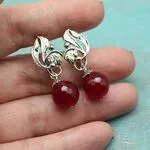 серьги с рубиновым камнем - халцедон