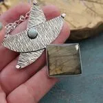 Серебряное колье с лабрадором