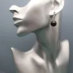 Стильные гранатовые серьги