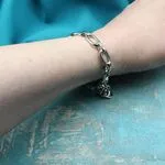 Браслет из цепей и камней