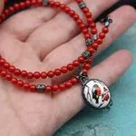 Колье из коралла с подвеской