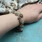 Браслет из камней и цепей