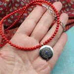 Колье их коралла с подвеской