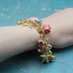 Браслет из цепочек и подвесок с натуральными камнями