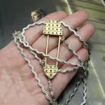 Украшения с декоративными булавками