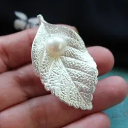 Брошь подвеска серебрянный лист с жемчугом